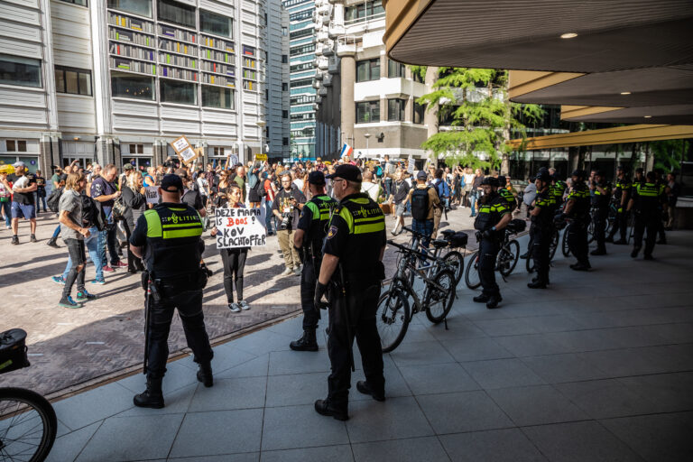 Anti-coronaprotest voor nieuwe Tweede Kamer-gebouw in Den Haag