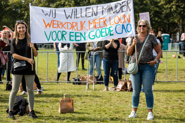 Medewerkers kinderopvang voeren actie in Den Haag