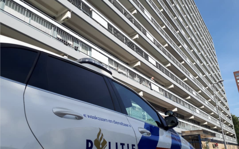 Man springt van Rotterdamse flat met parachute