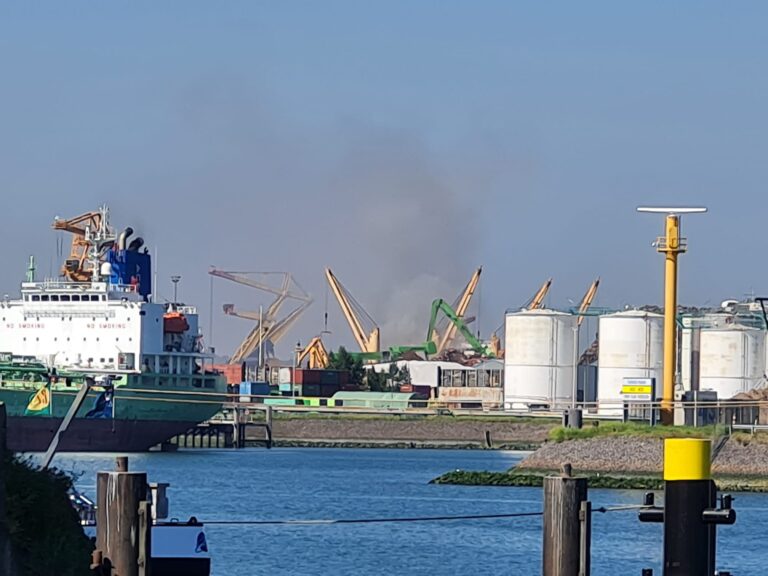 Rookwolken zichtbaar van scheepsbrand in Rotterdamse Haven