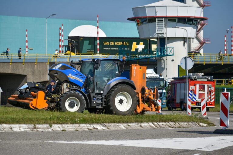 Rookontwikkeling in cabine van tractor Ketensedijk Capelle aan den IJssel