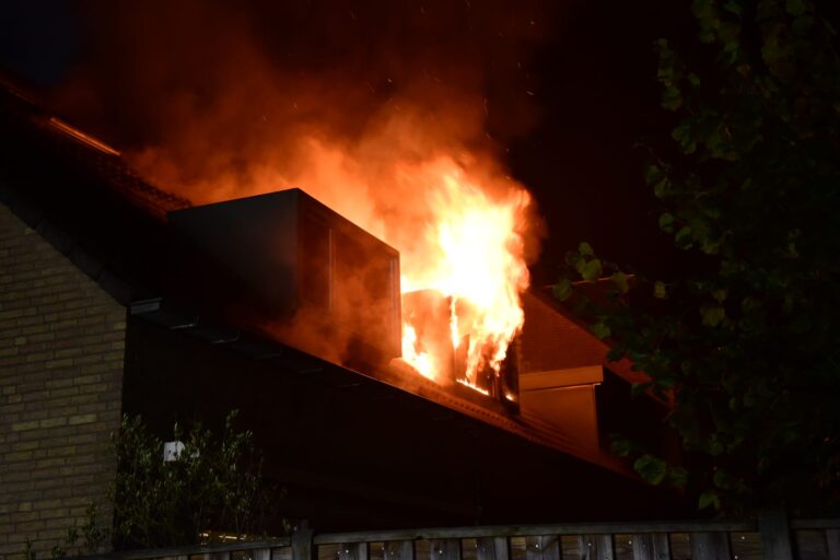 Uitslaande zolderbrand verwoest woning Janswaal Hoogvliet