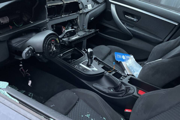 Autokrakers slaan weer toe in Rotterdam Nesselande, compleet dashboard verwijderd
