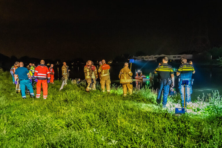 Hulpdiensten treffen auto aan in het water Groenedijk Capelle aan den Ijssel (video)