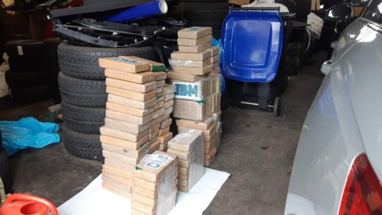 Honderden kilo’s cocaïne en vuurwapens in beslag genomen in regio