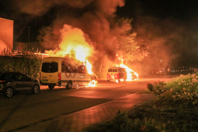 Twintig auto’s verwoest door meerdere brandstichtingen in Ede