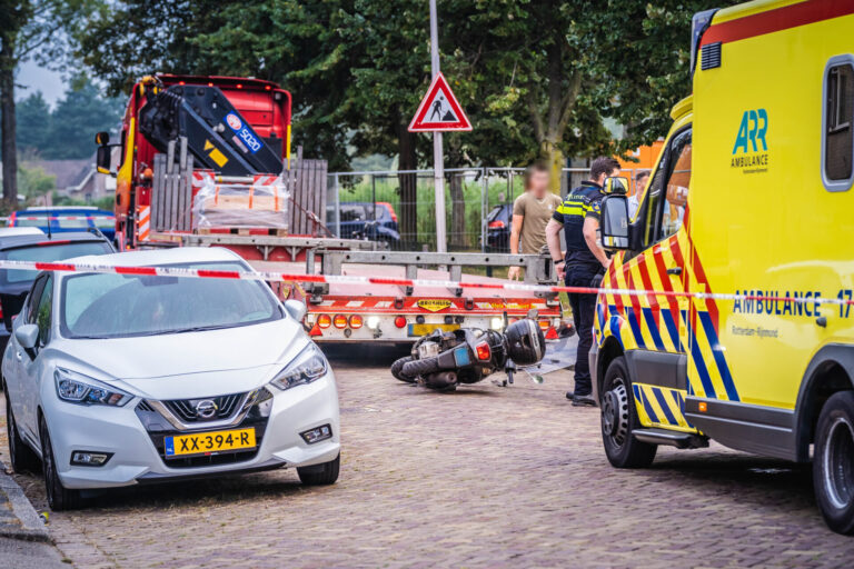 Vrouw gewond na aanrijding met vrachtwagen Wiekslag Capelle aan den IJssel