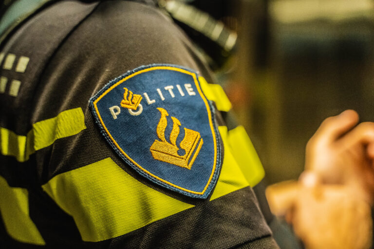 Politie toont versneld beelden van verdachte bizarre steekpartij Kortedijk Vlaardingen (video)