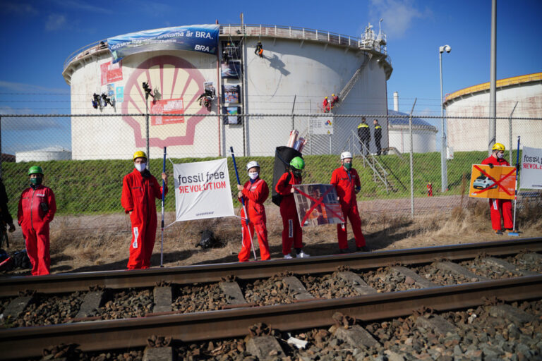 Greenpeace blokkeert Shell-raffinaderij in Rotterdamse haven
