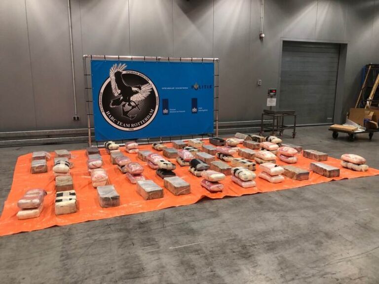 Cocaïne ter waarde van bijna 40 miljoen euro in beslag genomen in Rotterdamse haven