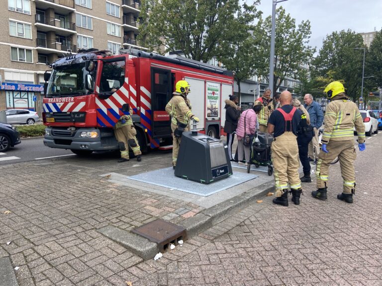 Vrouw vast met hand in container Varnasingel Rotterdam