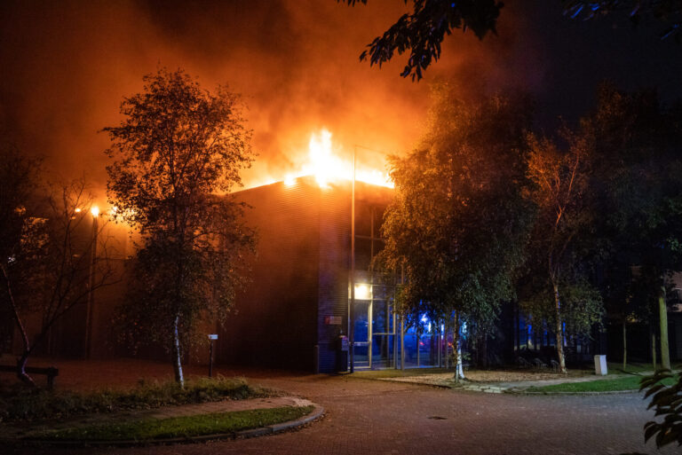 Zeer grote brand verwoest bedrijfsverzamelgebouw Scheijdelveweg Zuidland (video)