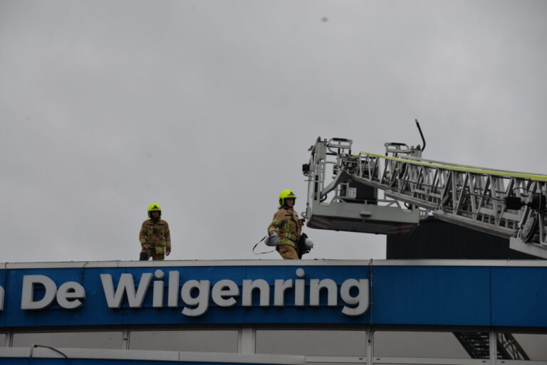 Zwembad de Wilgenring ontruimd na brandlucht Melanchtonweg Rotterdam