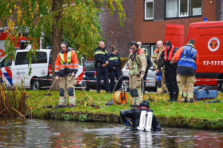 Brandweer doorzoekt sloot na vondst van loopfiets Belcantodreef Krimpen aan den IJssel