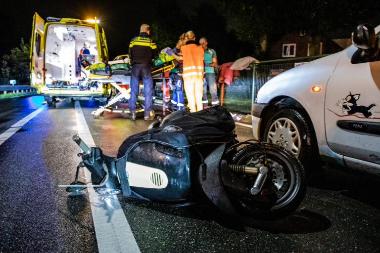 Scooterrijder zwaargewond bij aanrijding op provinciale weg bij Voorhout