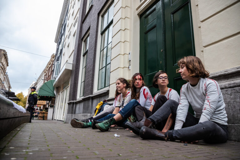 Actievoerders Extinction Rebellion blokkeren ingangen van partijkantoren VVD, D66 en CDA