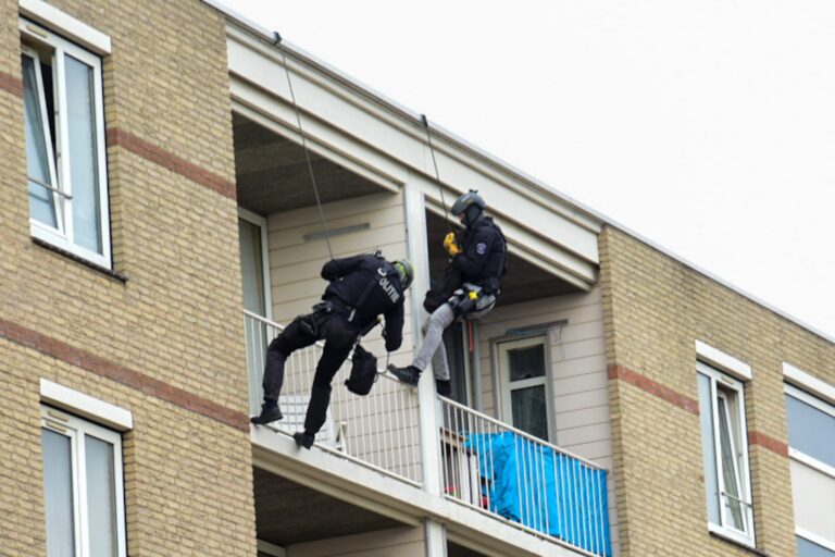 Arrestatieteam overmeestert agressieve man in flat Spijkenisse