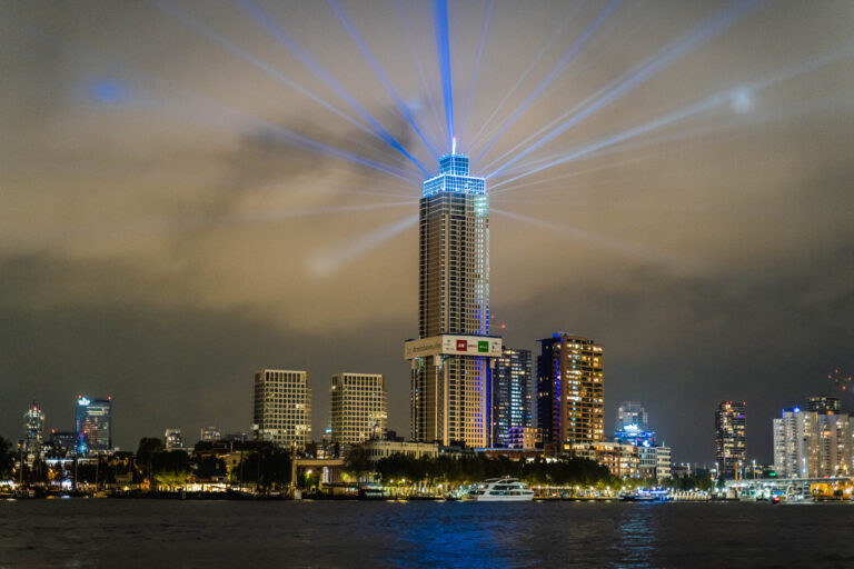 Wederom lichtshow vanaf de Zalmhaventoren in Rotterdam