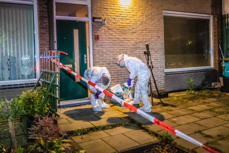 Dode na steekpartij in woning aan Guido Gezellestraat in Papendrecht (video)