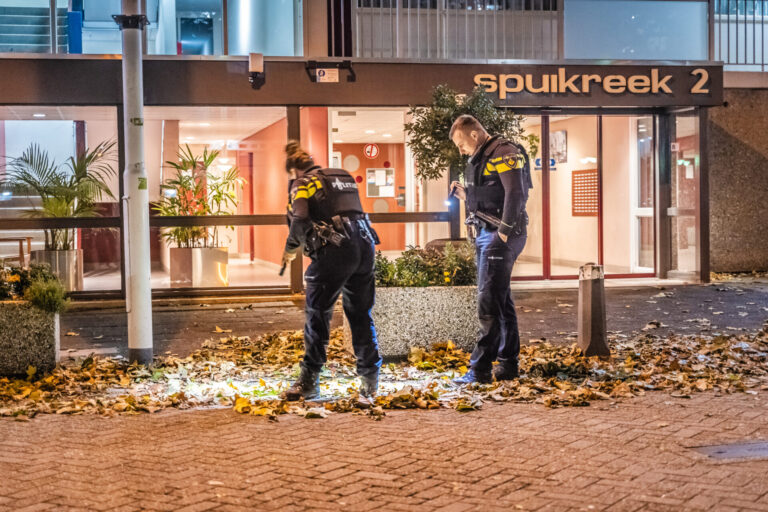 Politie onderzoekt schietpartij Spuikreek Rotterdam