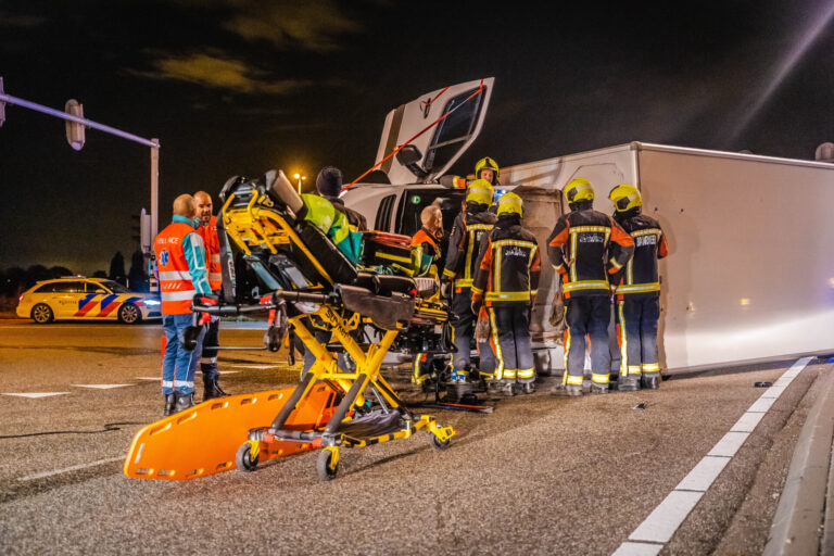 Automobilist geruime tijd bekneld na ongeluk met bakwagen A20 Moordrecht