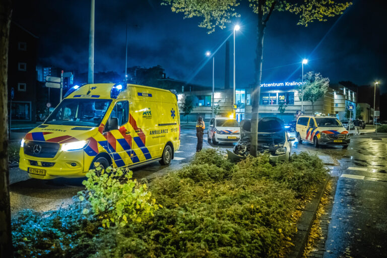 Automobilist raakt gewond na botsing met boom Gerdesiaweg Rotterdam