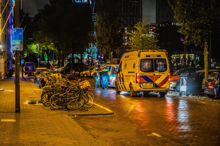 Bewoners van boot vinden te water geraakte man Haringvliet Rotterdam