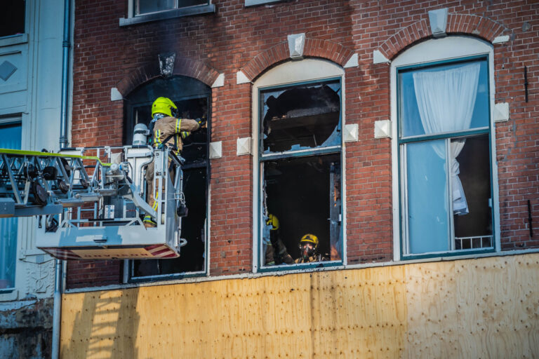 Brandweer redt meerdere personen bij woningbrand Prins Hendrikkade Rotterdam