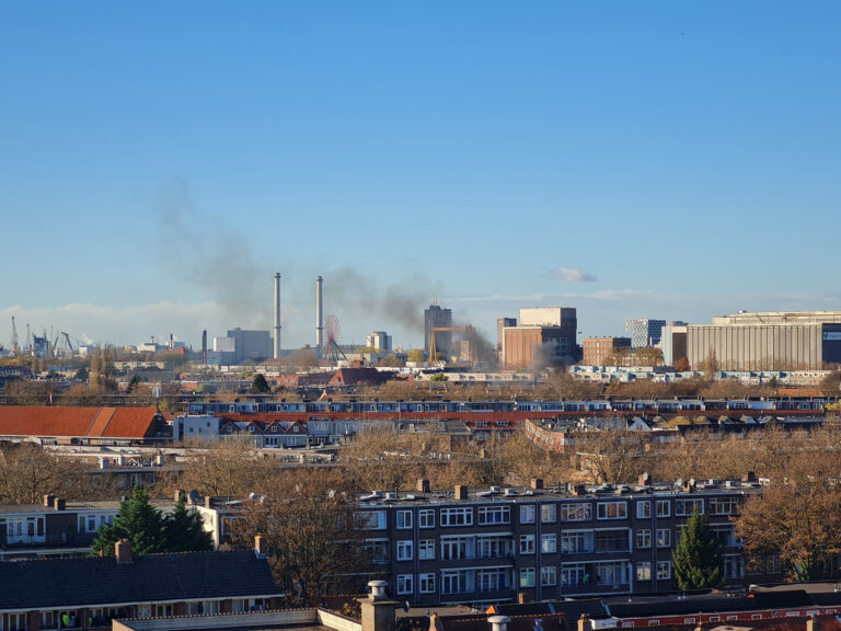 Korte felle woningbrand aan ‘s-Gravendeelstraat in Rotterdam-zuid