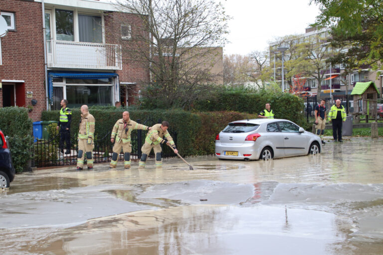 Meerdere straten in Rotterdam-Zuid ondergelopen na gesprongen waterleiding