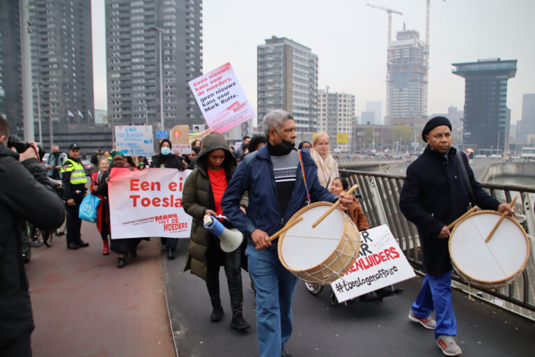 Slachtoffers kinderopvangtoeslagenaffaire lopen protestmars naar Belastingdienst op Rotterdam-Zuid