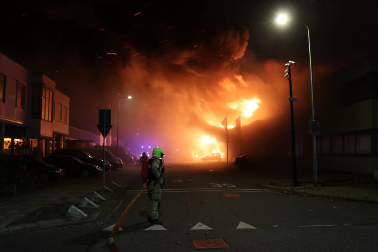 Zeer Grote Brand bij bedrijf aan Radarstraat in Capelle aan den IJssel (video)