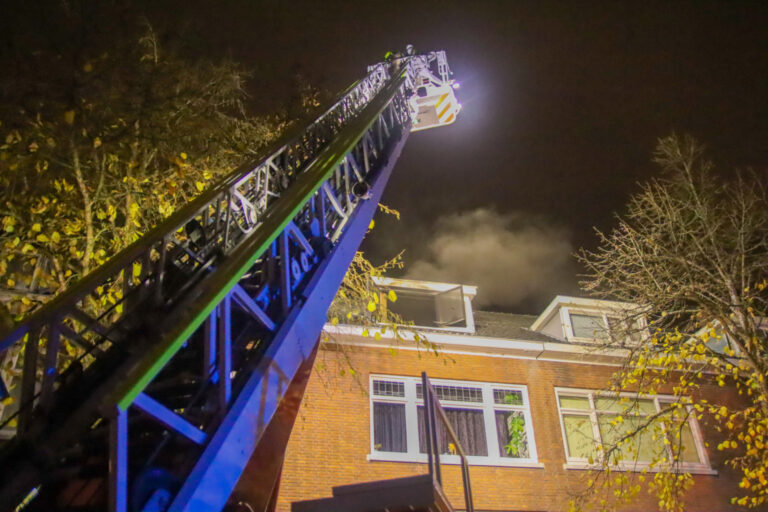 Meerdere portiekwoningen ontruimd na brand in slaapkamer aan Texelsestraat in Rotterdam