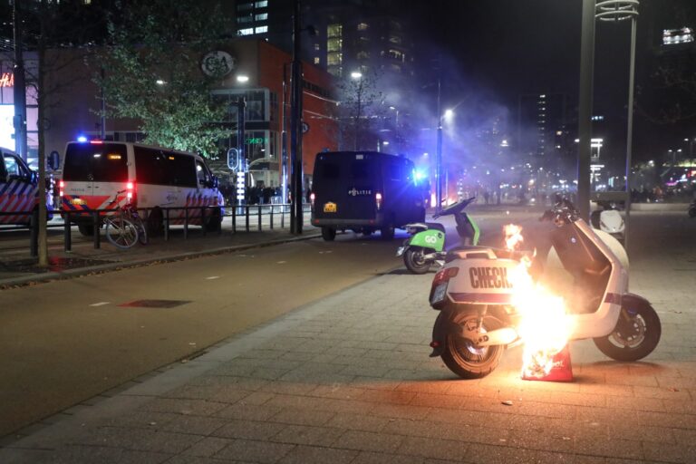Tweede relschopper huilend voor de rechter