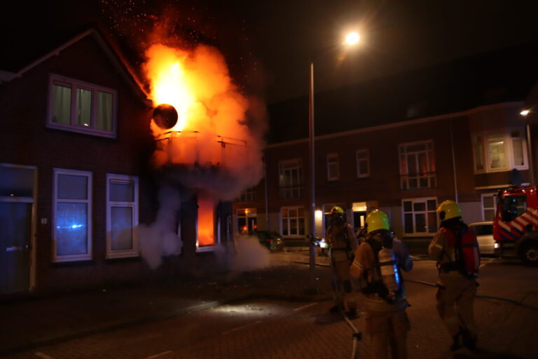 Zeer grote brand na explosie in woning Kamperfoeliestraat Rotterdam [video]