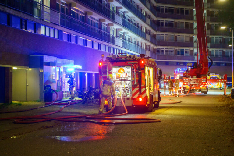 Dode en drie gewonden bij uitslaande woningbrand Reviusrondeel Capelle aan den IJssel (video)
