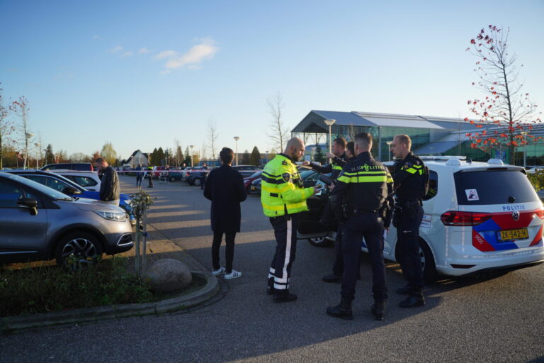 Politie onderzoekt mogelijke schietpartij op parkeerplaats Intratuin Zevenhuizen (video)
