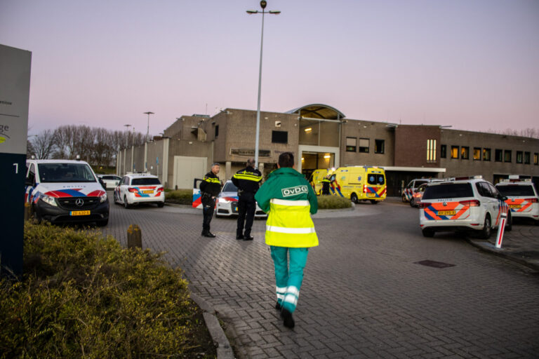 Client steekt medewerker neer, politie schiet verdachte neer De Hartelborgt Spijkenisse