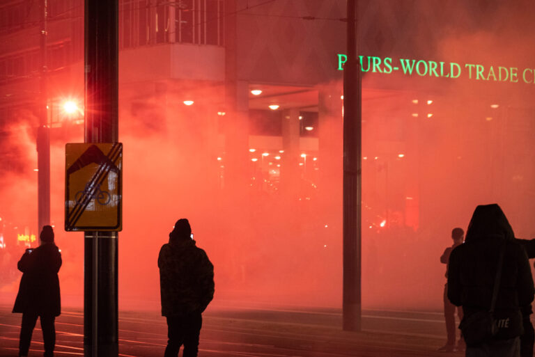 Liveblog : Vuurwerk en brandstichting bij demonstratie Coolsingel Rotterdam