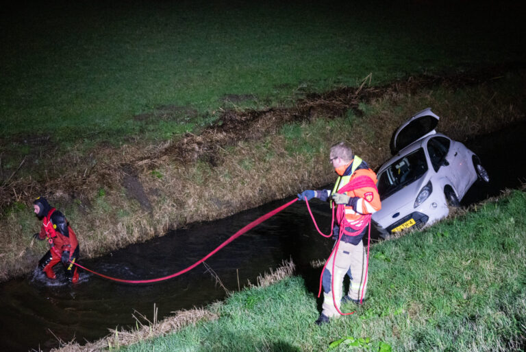 Vrouw raakt met auto te water Molendijk Simonshaven