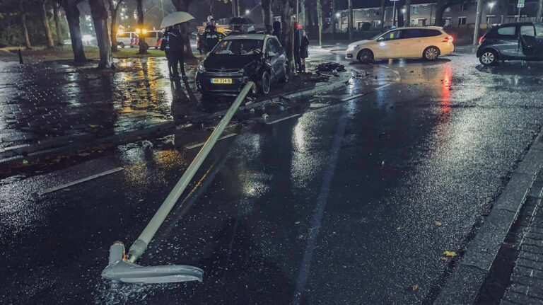 Forse schade bij aanrijding met meerdere voertuigen Endenhout Hoogvliet