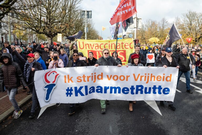 Groot protest tegen coronamaatregelen in Den Haag rustig verlopen