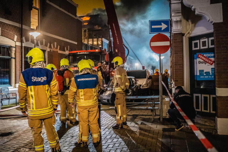 Uitslaande brand verwoest woning President Steynstraat Maassluis (video)