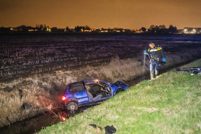 Zwaargewonde na auto te water, bestuurder mogelijk gevlucht N219 Zevenhuizen