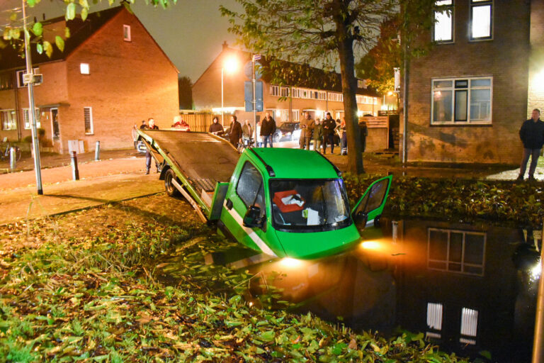 Autoambulance raakt te water Brede Akker Krimpen aan den IJssel