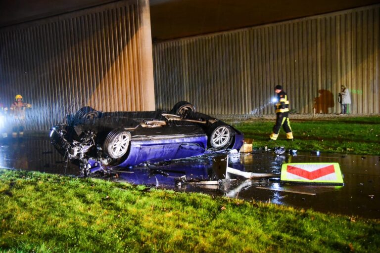 Auto valt 15 meter van talud, twee personen raken gewond Plaatweg Rotterdam-Botlek