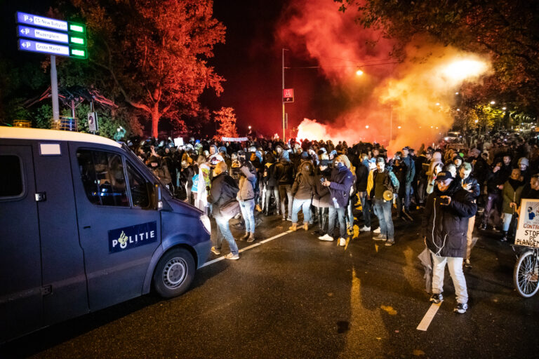 ME treedt op tijdens anti-coronaprotest in Den Haag tijdens persconferentie