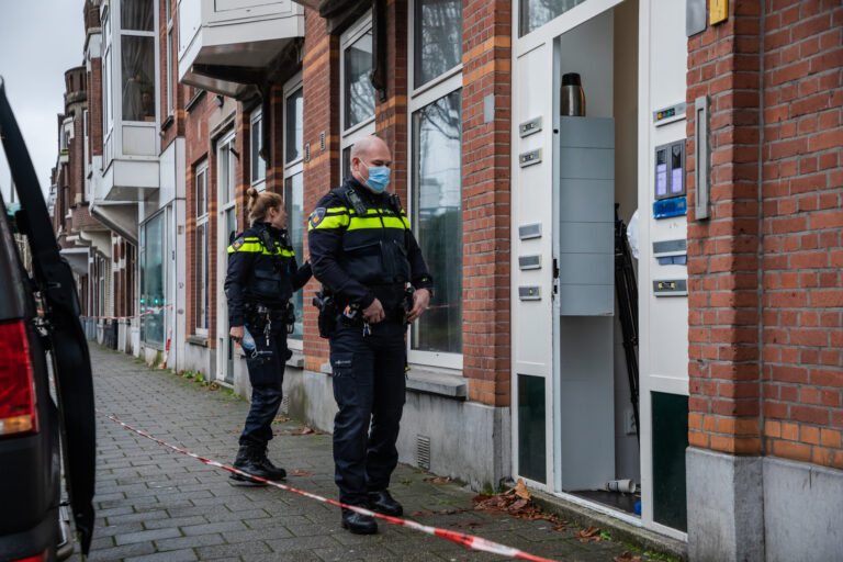Dode en zwaargewonde na steekpartij in woning Weteringkade Den Haag