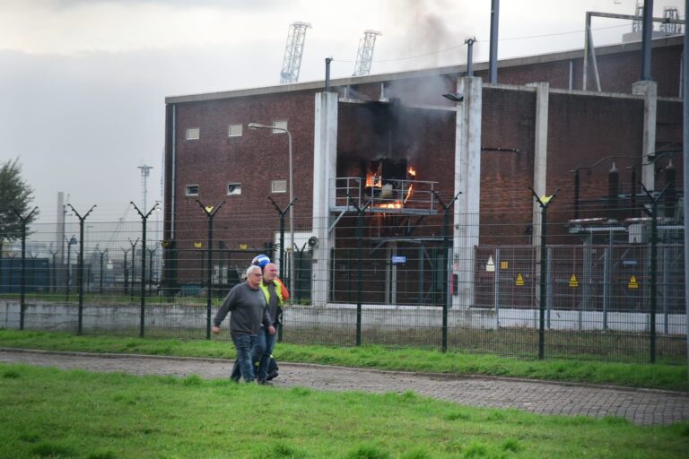 Grote brand in verdeelstation Bunschotenweg Rotterdam