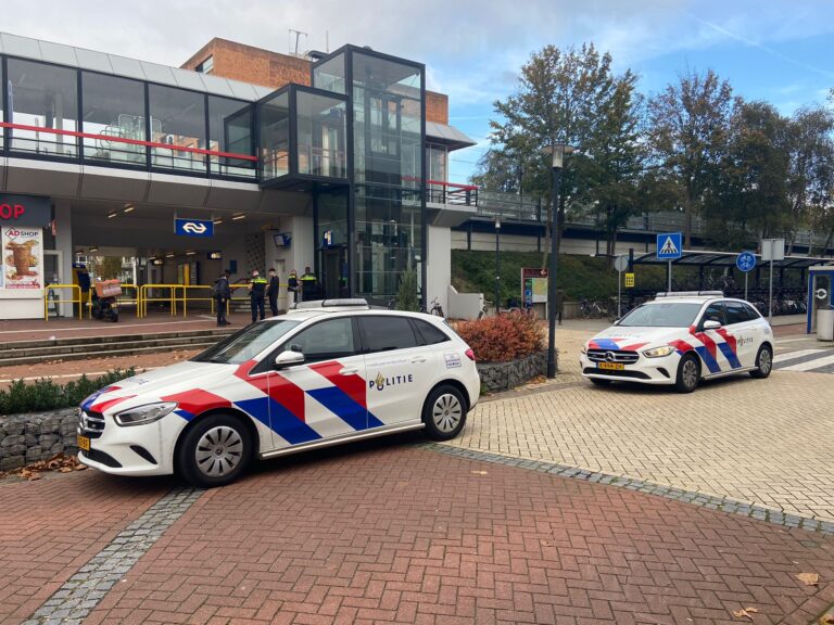 Politie houdt minderjarige jongens aan na melding van messen Stationsplein Capelle aan den IJssel